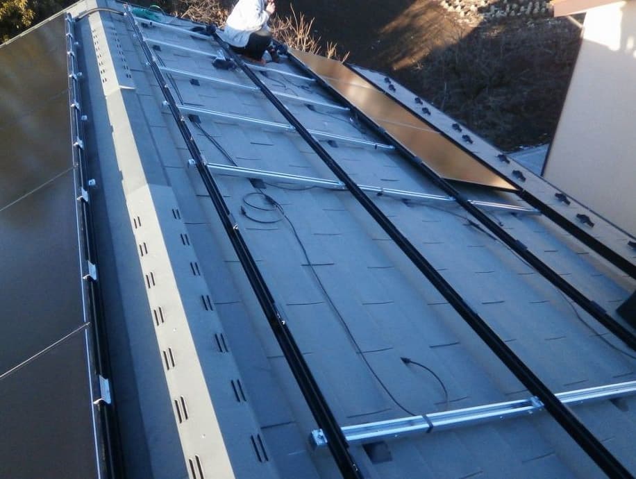 太陽光発電システムを工事中の画像