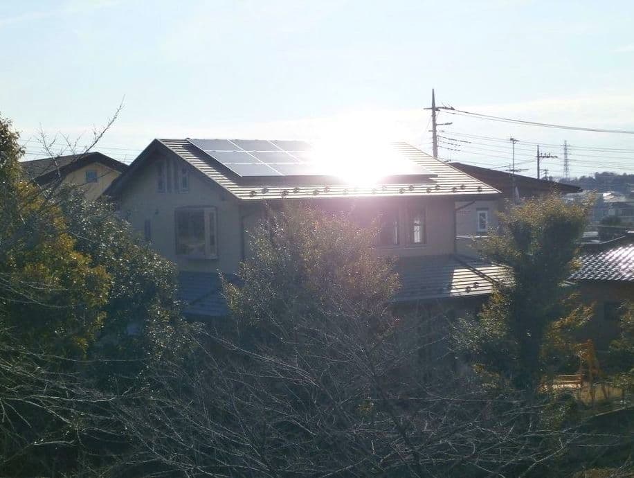 太陽光発電システムが屋根に載っている家の画像
