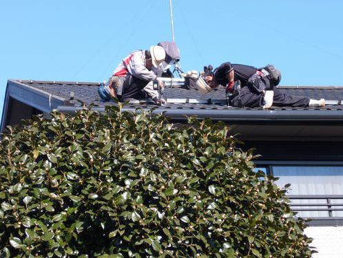 太陽光発電システムを屋根に設置している途中の画像