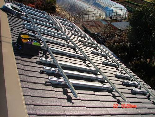太陽光発電システムを屋根に設置している途中の画像