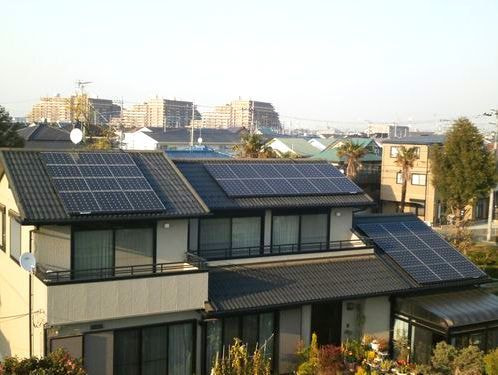 太陽光発電システムを屋根に設置したお家の画像