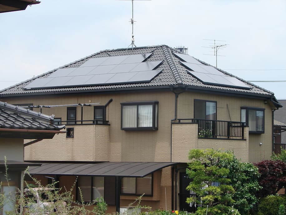 屋根に太陽光発電システムを設置したお家の画像