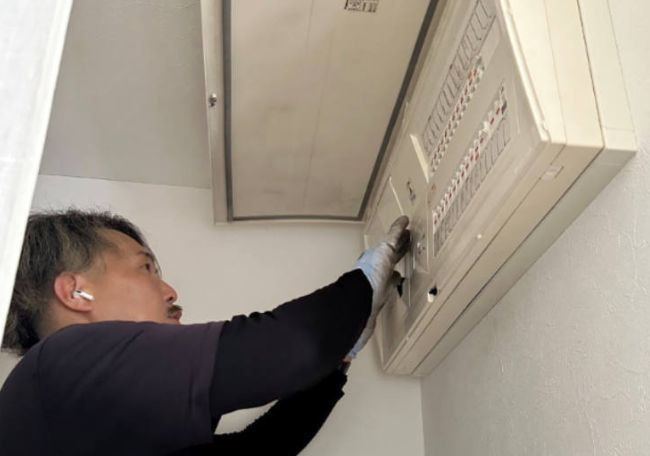 分電盤の工事をしている男性の作業員